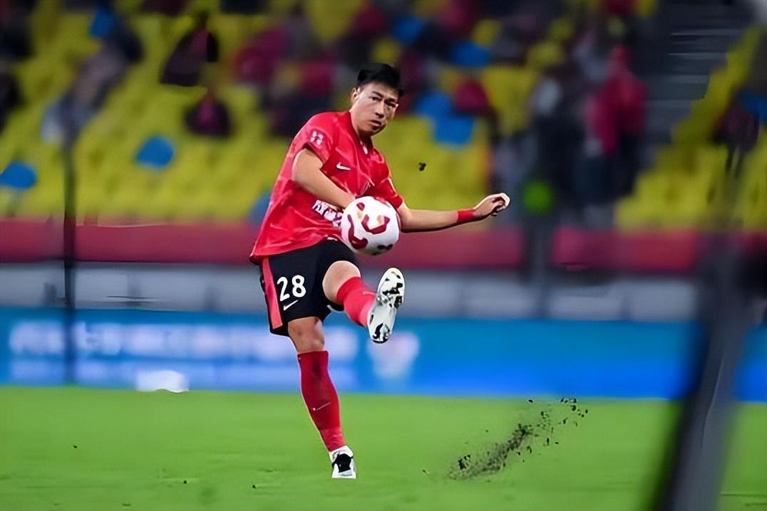 世界杯手机观看-杨帅为何刚来申花就坐稳主力中卫，热身赛接连出战，原因找到了