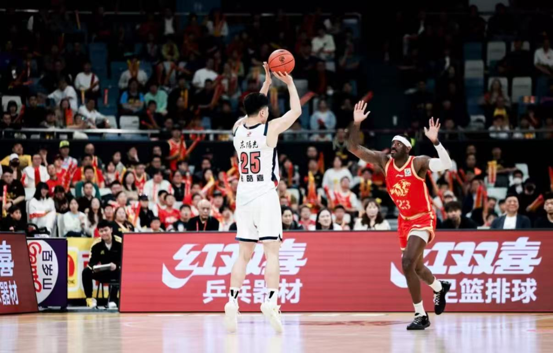 首发19分钟，靠罚球捡1分+正负值最低！球迷：你这是打了7年CBA？