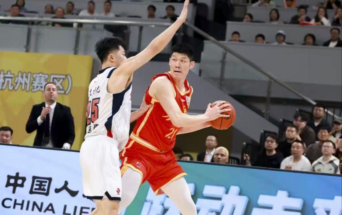 首发19分钟，靠罚球捡1分+正负值最低！球迷：你这是打了7年CBA？